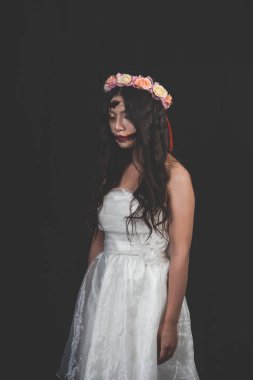 Bir kadın hayalet ya da kanlı k ile beyaz bir elbise giyen bir zombi