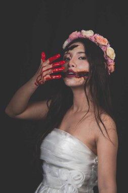 Bir kadın hayalet ya da kanlı han ile beyaz bir elbise giyen bir zombi