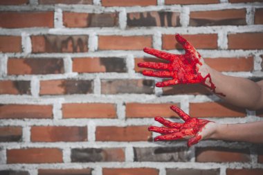 Bir kadın hayalet ya da bir arka plan üzerinde bir zombi kanlı bir el