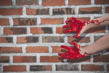 Bir kadın hayalet ya da bir arka plan üzerinde bir zombi kanlı bir el