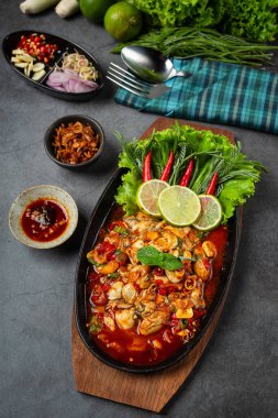 Baharatlı taze istiridye salatası ve Tayland yemeği malzemeleri.