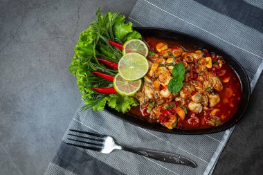 Baharatlı taze istiridye salatası ve Tayland yemeği malzemeleri.