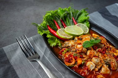 Baharatlı taze istiridye salatası ve Tayland yemeği malzemeleri.