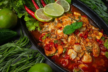 Baharatlı taze istiridye salatası ve Tayland yemeği malzemeleri.