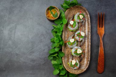 Balık sosuna batırılmış taze karides, Tayland yemeği..