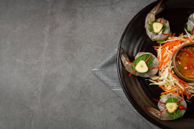 Balık sosuna batırılmış taze karides, Tayland yemeği..