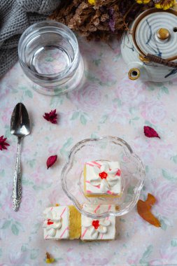 Vanilyalı kek ve çikolata güzel dekoratif parçalar halinde kesilmiş..