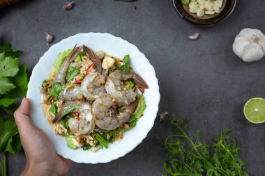 Baharatlı taze karides salatası ve Tayland yemeği malzemeleri.