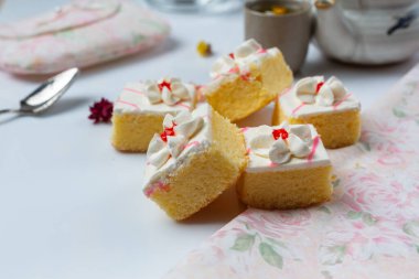 Vanilyalı kek ve çikolata güzel dekoratif parçalar halinde kesilmiş..