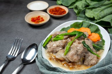 Büyük domuz etli erişte, Tayland yemeği.