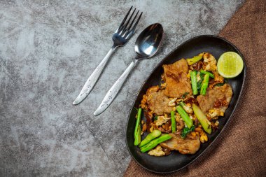 Büyük domuz etli erişte, Tayland yemeği.