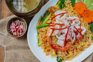 Lezzetli deniz ürünleri pilavı karides, yumurta ve taze soğanlı çorba..
