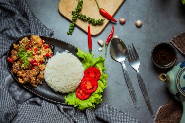 Tayland yemeği malzemeleriyle süslenmiş kızarmış domuz eti, tuz ve biber..