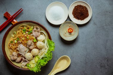 Kuru, ince erişte, domuz buğulama ve domuz köftesi..