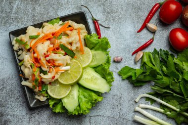 karışık sebze ve tavuk ayağı, Tay baharatlı salata.