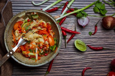 karışık sebze ve tavuk ayağı, Tay baharatlı salata.