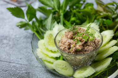 Kızarmış uskumru acı biber ezmesi ve sebze, Tayland yemeği..