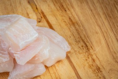 Tazelik Nil tilapia balığını kızartıyor..