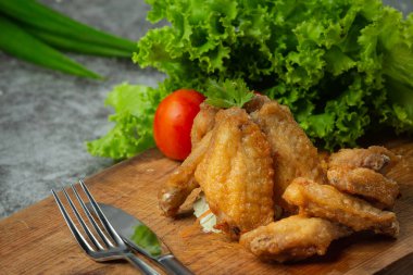 Balık soslu kızarmış kanatlar, güzel süslenmiş otlar ve servis edilen.