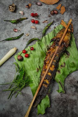 Soya soslu ızgara yayın balığı Tayland yemeği..