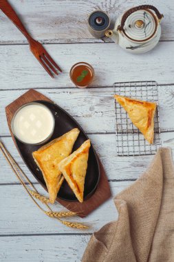 Tavuklu turta ya da masaya güzelce döşenmiş kurnik..