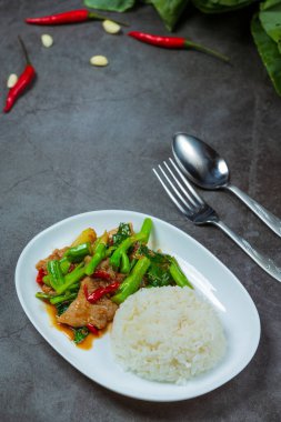 Kızarmış lahana, domuz eti ve sıcak pilav..