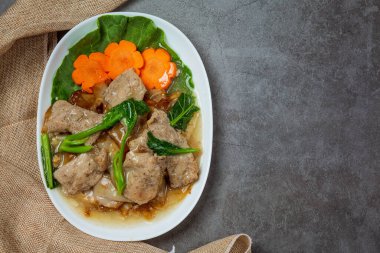 Büyük domuz etli erişte, Tayland yemeği.