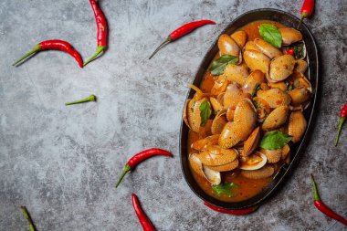 Tayland yemeği ve biber ezmeli istiridye..