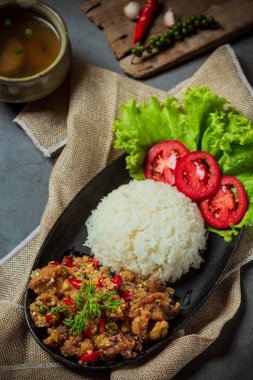Tayland yemeği malzemeleriyle süslenmiş kızarmış domuz eti, tuz ve biber..
