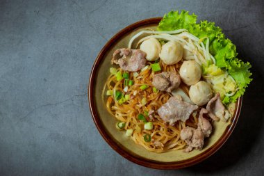 Kuru, ince erişte, domuz buğulama ve domuz köftesi..