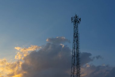 Anten sinyal direği , Telekomünikasyon direği kırsal alana sinyal dağıtmak, Uydu kulesi.