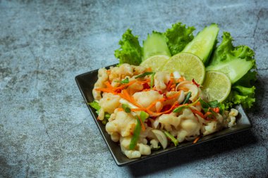 karışık sebze ve tavuk ayağı, Tay baharatlı salata.