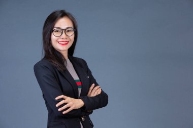 Güzel çalışan kadınlar duygularını yüz ifadeleri ve jestlerle gösterir..