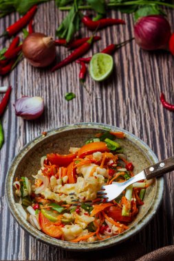 karışık sebze ve tavuk ayağı, Tay baharatlı salata.