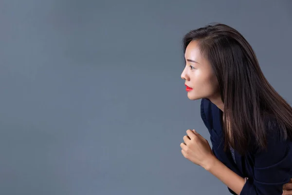 Mulheres Trabalhadoras Bonitas Mostram Suas Emoções Com Expressões Faciais Gestos — Fotografia de Stock