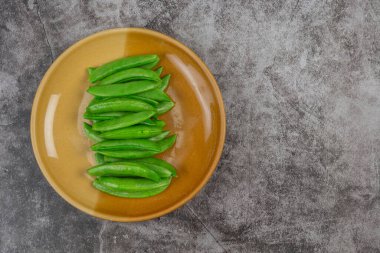 Kızarmış karides, bezelye ve bezelye..