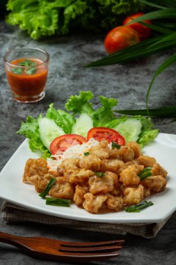 Tavuk tendonu parçalanmış, güzelce süslenmiş..