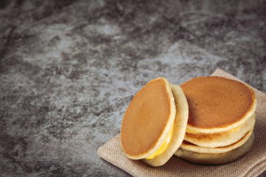 Vanilyalı Japon yemeğiyle doldurulmuş Dorayaki gözlemeleri..
