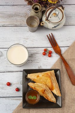 Tavuklu turta ya da masaya güzelce döşenmiş kurnik..