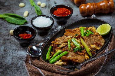 Büyük domuz etli erişte, Tayland yemeği.