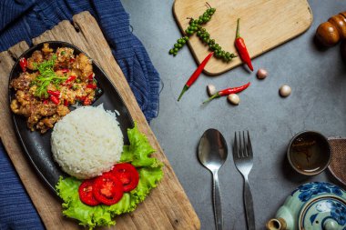 Tayland yemeği malzemeleriyle süslenmiş kızarmış domuz eti, tuz ve biber..