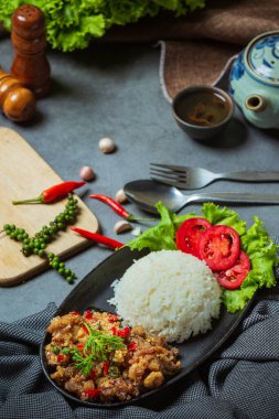 Tayland yemeği malzemeleriyle süslenmiş kızarmış domuz eti, tuz ve biber..