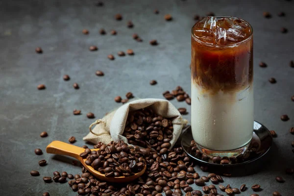 Kopi Beku Gelas Tinggi Dengan Krim Yang Ditaburi Dengan Kopi — Stok Foto