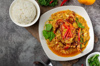 Köri tozuyla kızartılmış yengeç. Güzel mezeler..