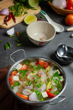 Et tendon çorbası ve Tayland yemeğiyle haşlanmış et..