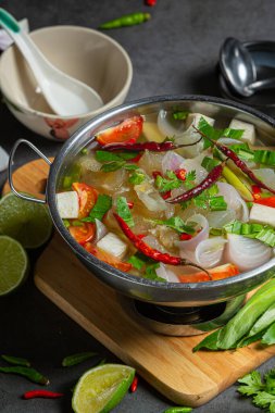 Et tendon çorbası ve Tayland yemeğiyle haşlanmış et..