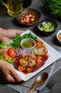 Baharatlı taze istiridye salatası ve Tayland yemeği malzemeleri..