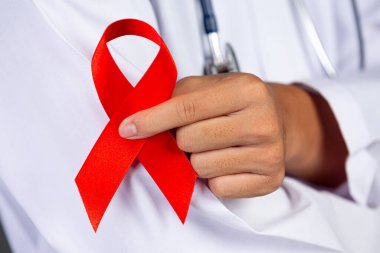 Doktorda kırmızı kurdele, HIV farkındalığı, Dünya AIDS Günü ve Dünya Cinsel Sağlık Günü var..