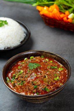 Siyah tahta üzerinde Ong Chili