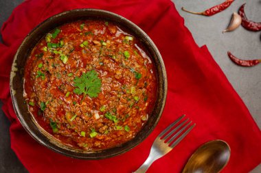 Güzel mezelerle süslenmiş havan topuna kırmızı biber ezmesi..